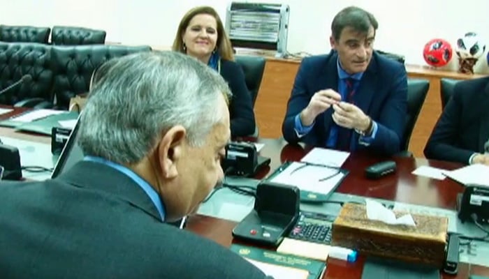 Dawood informs IMF mission chief about Pakistan’s current account deficit