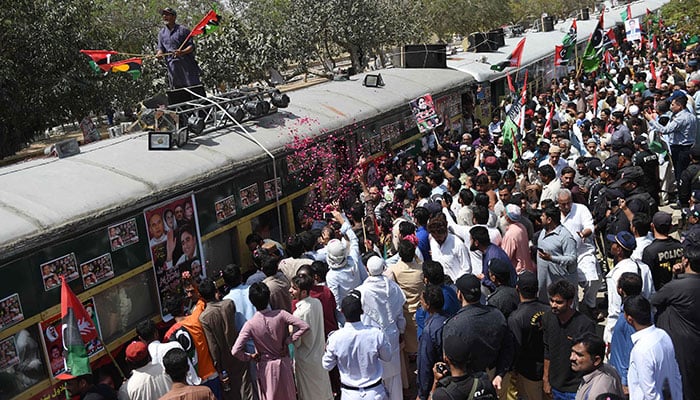 'Caravan-e-Bhutto' train march reaches Nawabshah, to arrive in Larkana today