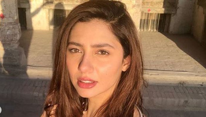 Mahira Khan stuns in BTS picture of upcoming film