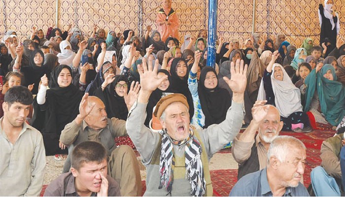 Hazara community ends protests after talks with Shehryar Afridi, Jam Kamal