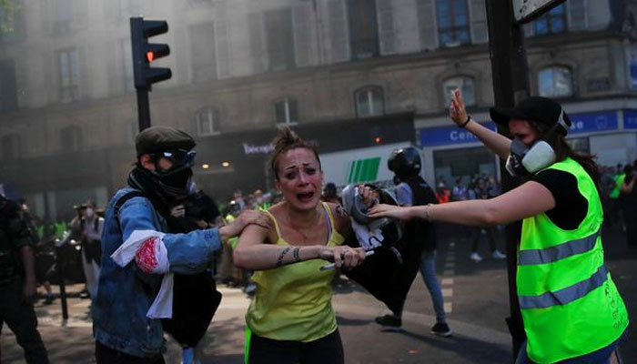 Yellow vest demonstrators, police clash in Paris
