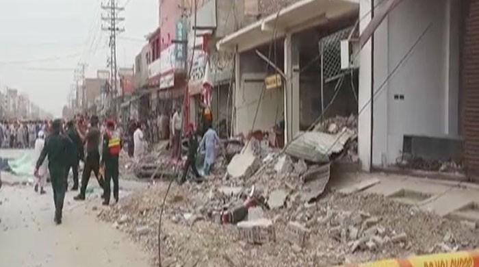 20 injured in explosion at bank in Sadiqabad 20 injured in explosion at bank in Sadiqabad