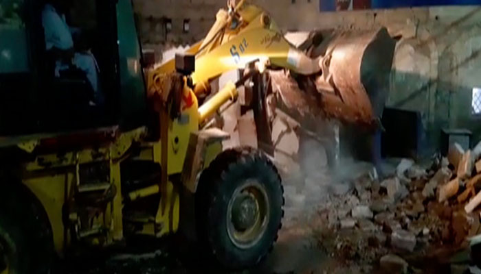 KMC razes down illegal bus stands, offices, dhabas near Karachi's Cantt Station