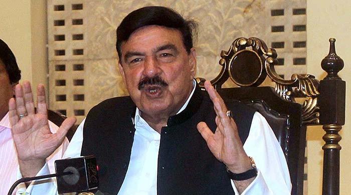 Sheikh Rashid says he advised PM Imran to let corrupt politicians leave