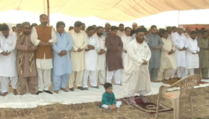 PML-N workers offer Eid prayers outside Kot Lakhpat Jail in solidarity with Nawaz Sharif
