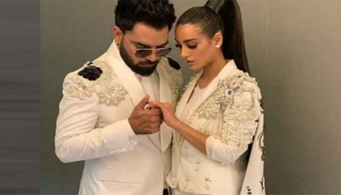 Yasir Hussain proposes to Iqra Aziz at Lux Style Awards 2019