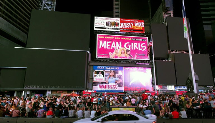 Huge power outage plunges Manhattan into darkness