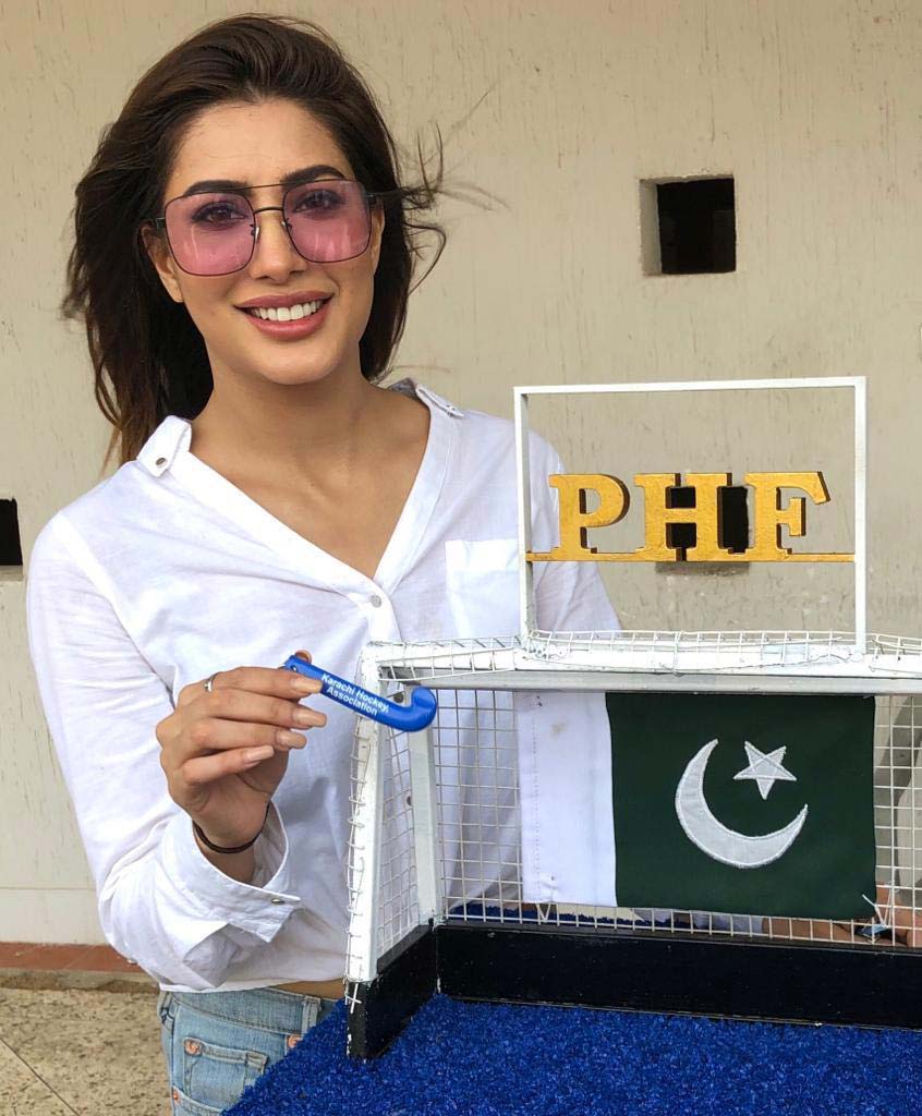 Mehwish Hayat vows to raise voice for Pakistan hockey, pays surprise visit ...