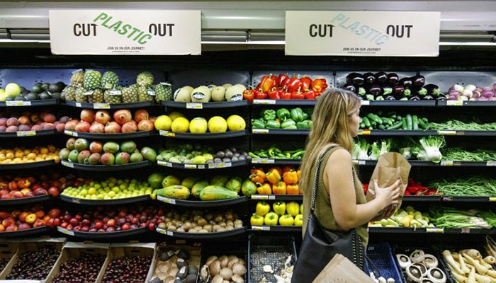 UK supermarkets test plastic-free zones