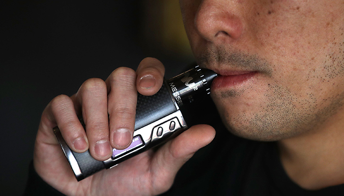 US probes link between vaping and lung disease as patient dies