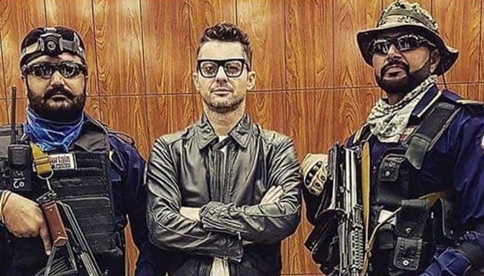 U2's Bono wants to come to Pakistan
