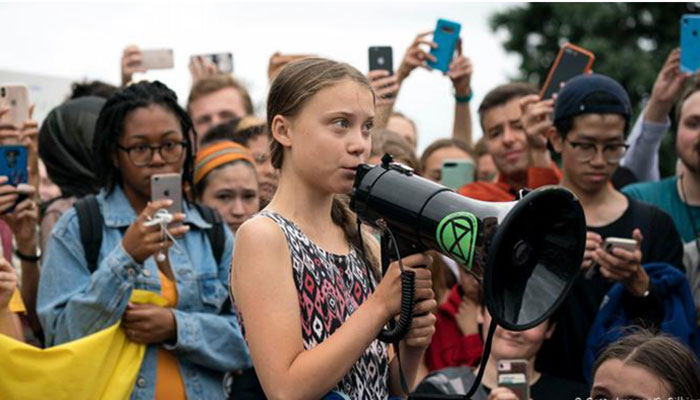 Teen climate activist Greta Thunberg protests at White House