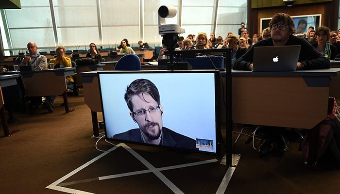 Edward Snowden says he would like to return to US if granted fair trial