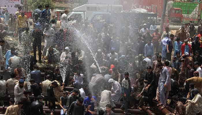 Heatwave continues to bake Karachi 