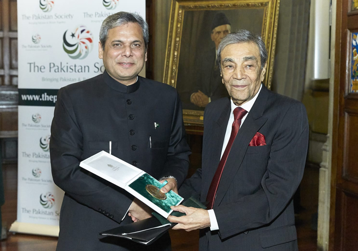 Zia Mohyeddin honoured with Pakistan Society’s Jinnah Medal at Lincoln’s Inn
