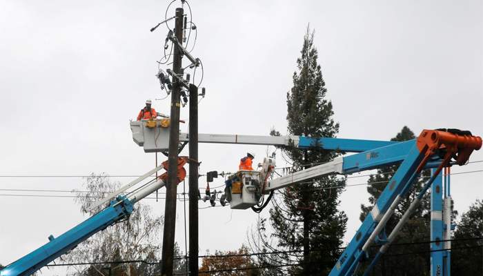 As California wildfire rages on, homes and businesses lose power