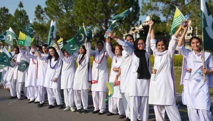 PM leads 'human chain' event to express solidarity with Kashmiris