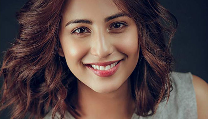 Ushna Shah tries to calm the storm with new video clarification