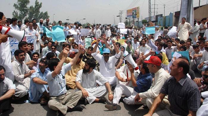 Patients suffer as Lahore medics continue strike for seventh day