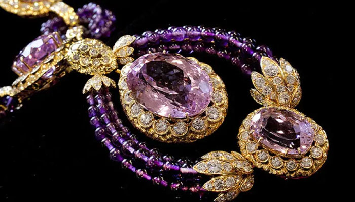 Elizabeth Taylor's personal treasures set for auction block