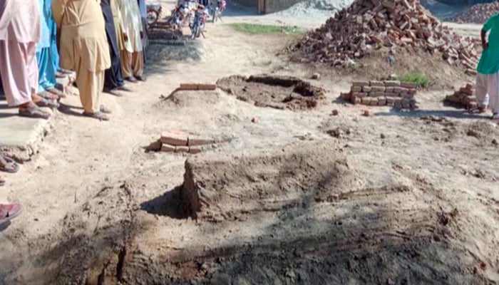 Men remove woman's body from grave, say she shouldn't be buried near feudal lords