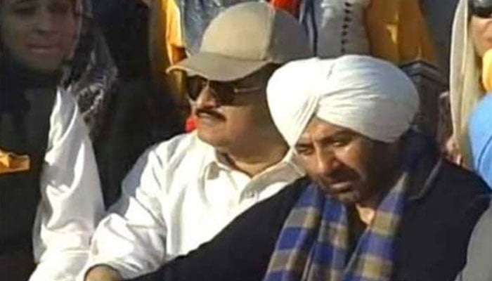 Twitter has a field day as Sunny Deol's pic with Buzdar goes viral