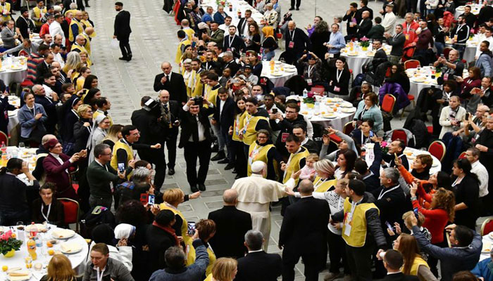 Pope hosts 1,500 poor and homeless for lunch