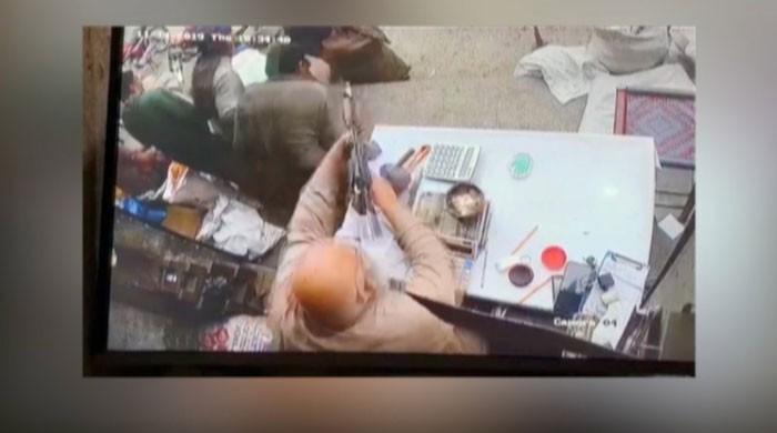 Watch: Gujranwala shopkeeper makes robbers flee by firing at them 
