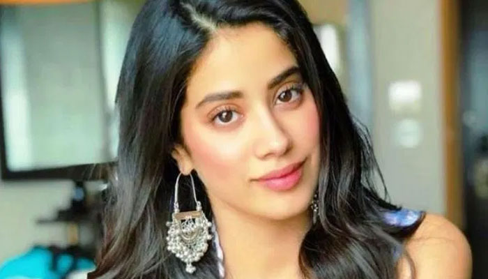 Janhvi Kapoor relishing a pizza, while waiting for a red carpet appearance is every foodie ever