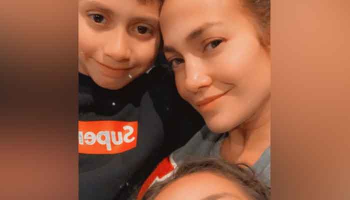 Jennifer Lopez looks stunning in this makeup-free selfie! 