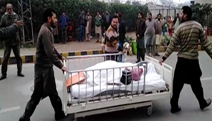 Angry mob of lawyers storm emergency ward of Lahore hospital, one dead