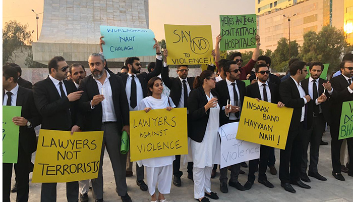 Lawyers in Karachi protest at Do Talwar against PIC attack