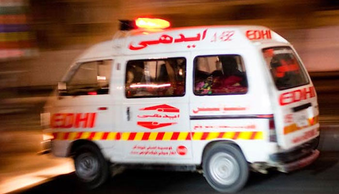 Man dies, two women hurt in Karachi road accident