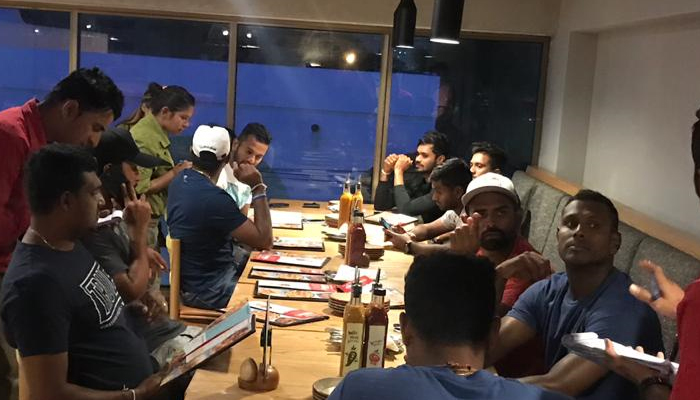 Sri Lankan players relish Pakistani food at famous Karachi eatery