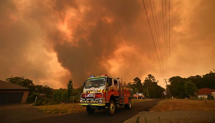 Australia bowler Pete Siddle treated for bushfire smoke inhalation