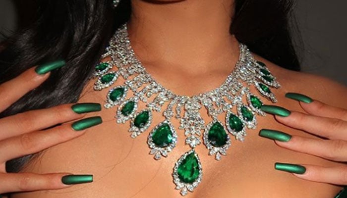 kylie jenner emerald green