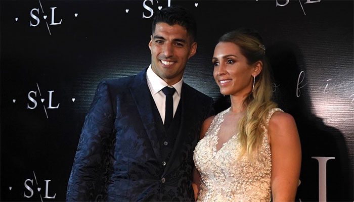 Barcelona's Suarez renews wedding vows, with Messi on guest list