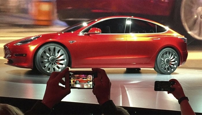 Tesla delivers first batch of China-made cars