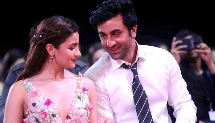 Ranbir Kapoor's protective behaviour of Alia Bhatt has melted hearts