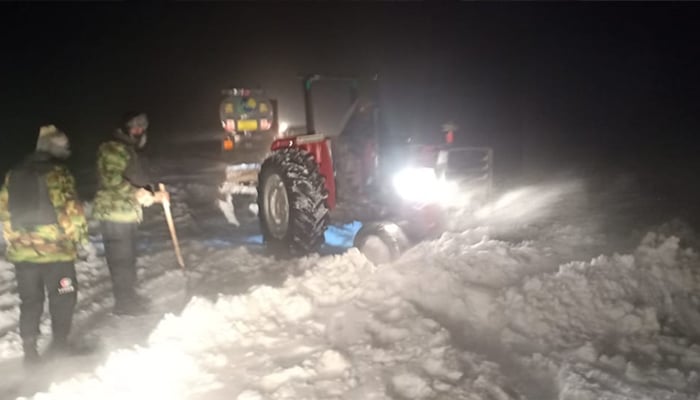 Hundreds stuck in harsh weather as snowfall wreaks havoc in Balochistan