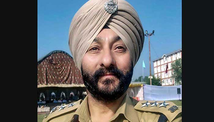 Davinder Singh, Indian police official caught transporting fighters, took money for the job: reports