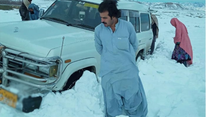 Suleman Khan in Quetta rescued more than 100 people stuck in snowfall. Photo: Reporter