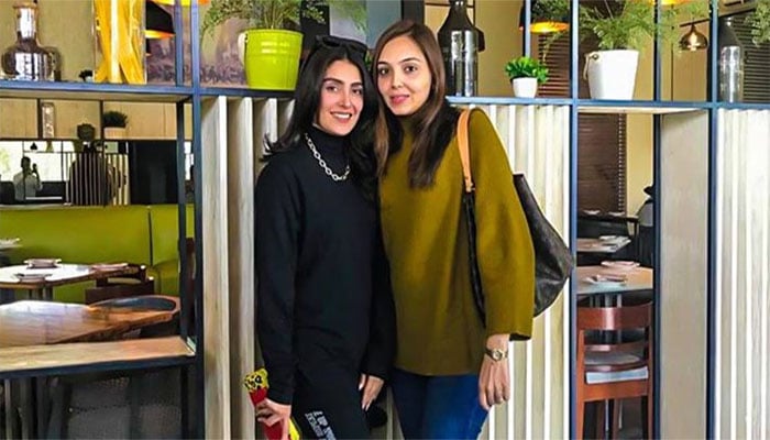 Ayeza Khan looks stunning as she steps out for breakfast date with friend