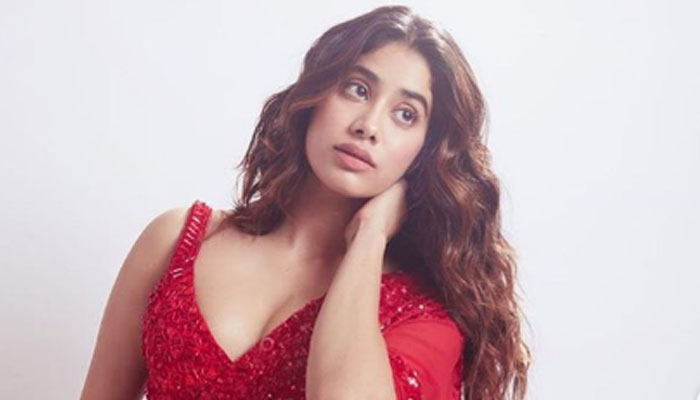 Janhvi Kapoor's pictures with an adorable fan will win your heart