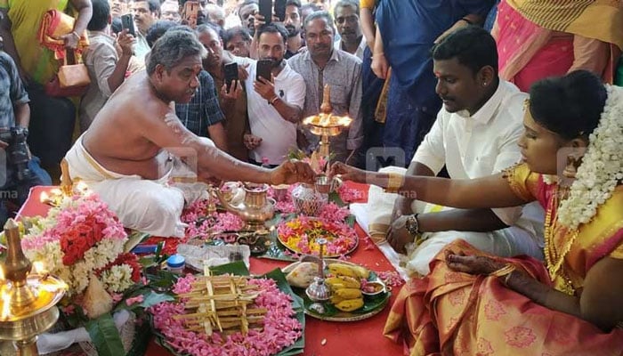 Hindu couple ties the knot at mosque in India