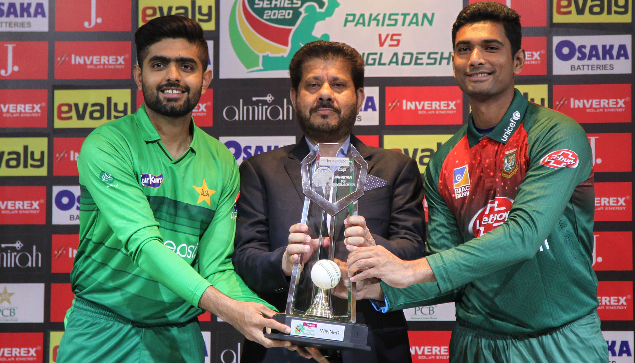Pakistan, Bangladesh skippers unveil T20I series trophy 