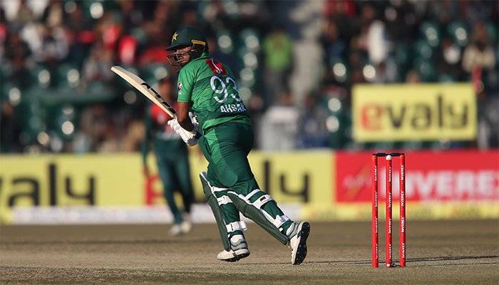 Pakistan beat Bangladesh by 5 wickets courtesy Shoaib Malik's unbeaten 58