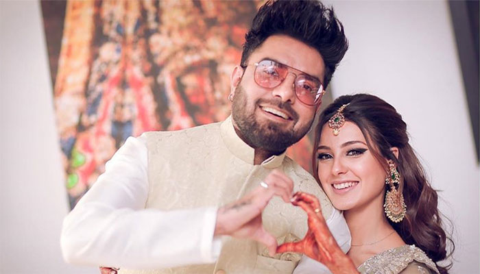 Yasir Hussain receives ‘Best Chef Certificate’ from Iqra Aziz