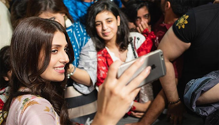 Ayeza Khan’s selfies with fans break the internet