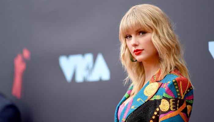 NME Awards: Taylor Swift, boyfriend Joe Alwyn show a moment of PDA